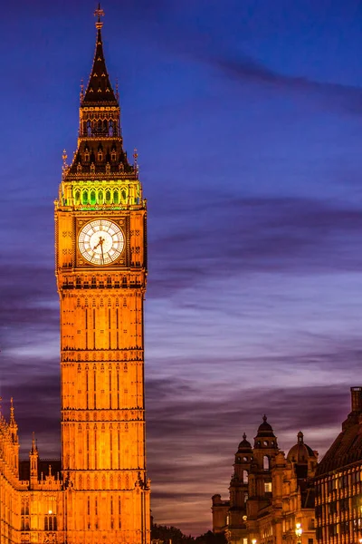 Torre del Reloj Big Ben por la noche - viajes a Londres. Casa del Parlamento en la ciudad de Westminster, Londres, Inglaterra, Gran Bretaña, Reino Unido. Europa destino de viaje — Foto de Stock
