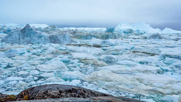 Icebergs from melting glacier in icefjord - Calentamiento global y cambio climático — Foto de Stock