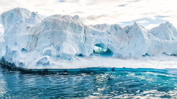 Cambiamento climatico e riscaldamento globale - Iceberg dallo scioglimento del ghiacciaio nel ghiacciaio di Ilulissat, Groenlandia. Video aereo di natura artica paesaggio ghiacciato. Patrimonio mondiale dell'Unesco — Foto Stock
