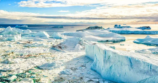 Globale Erwärmung und Klimawandel - Eisberge aus schmelzendem Gletscher im Eisfjord — Stockfoto