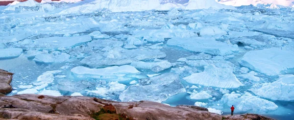 Viajar na natureza paisagem ártica com icebergs - Explorador homem turista da Groenlândia — Fotografia de Stock