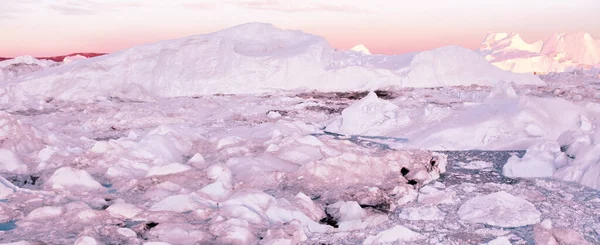 Iceberg de geleira em paisagem de natureza ártica na Groenlândia - foto aérea — Fotografia de Stock