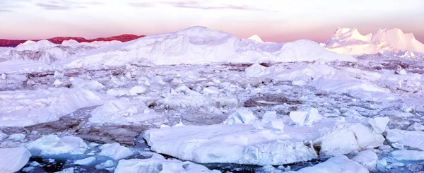Isberg och is från glaciär i arktiskt naturlandskap på Grönland — Stockfoto