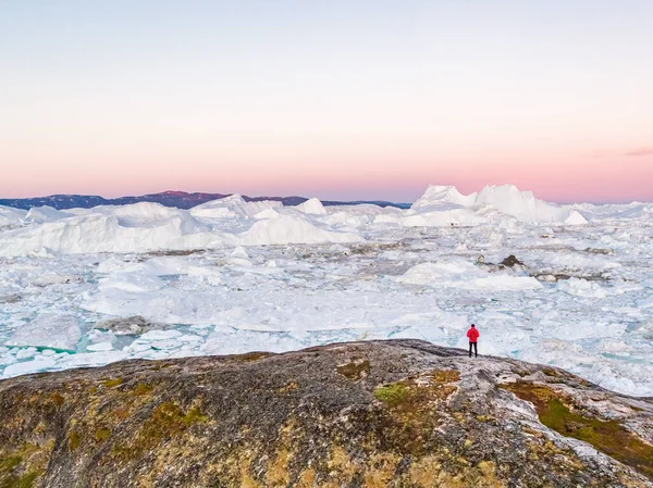 Grönlands natur landskap vid solnedgången med vandring resor turist promenader njuta av utsikt över frusen is i havet. Arktiskt äventyr utomhus — Stockfoto