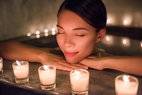 Hermosa mujer joven que se relaja en jacuzzi bañera de hidromasaje en el spa. Atractiva turista femenina está disfrutando en el agua. Mujer sonriente con los ojos cerrados es mimarse durante las vacaciones —  Fotos de Stock