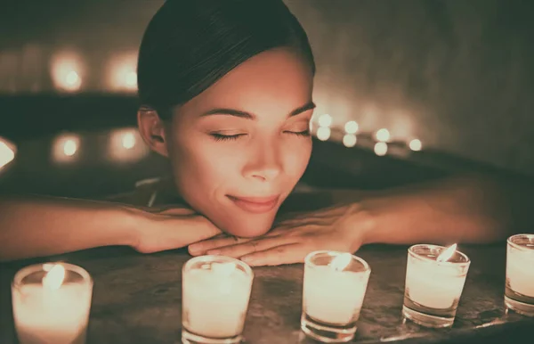 Spa lyx jacuzzi kvinna avkopplande i bubbelpool bubbelpool med vatten massage jetstrålar. Kvinna i levande ljus njuter av hydroterapi i privat massage pool. Hotelllivsstil — Stockfoto