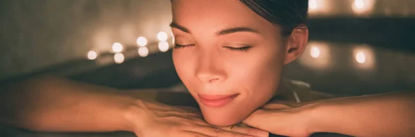 Luxe spa massage vrouw. Verzorgende whirlpool jacuzzi lifestyle meisje ontspannen in warm water banner panorama — Stockfoto