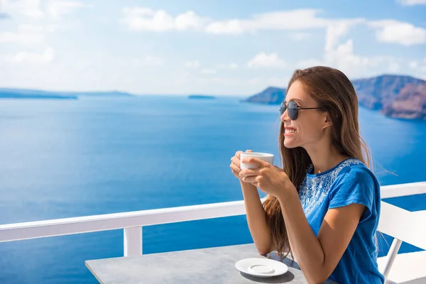 Oia 、 Santoriniの素晴らしい景色を望む豪華なホテルカフェで夏休みを楽しむ幸せなアジアの女性コーヒーを飲んでいます。ヨーロッパ旅行先。観光生活 — ストック写真