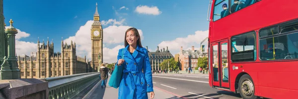 Londres Big Ben ville style de vie femme marche bannière. Femme d'affaires urbaine qui va travailler sur le pont de Westminster avec fond rouge bus à deux étages. Destination Europe, Angleterre, Grande Bretagne — Photo