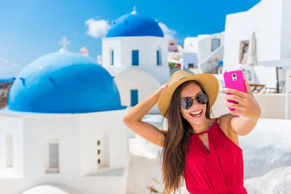 Santorini podróży selfie dziewczyna robi zdjęcia bawiąc się na europejskich wakacjach rejs. Miejsce letniego przeznaczenia — Zdjęcie stockowe