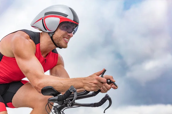 Triathlon vélo homme cycliste portrait vélo d'équitation. Cyclisme triathlète masculin sur vélo de triathlon. Athlète professionnel en forme sur vélo de triathlon portant un casque de contre-la-montre pour la course de fer — Photo