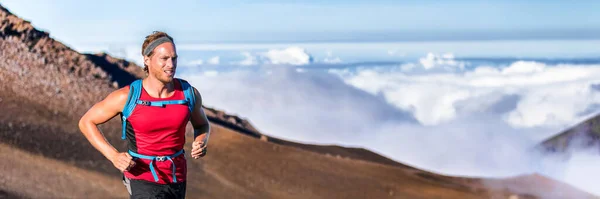 Стежка бігуна біжить фітнес-людина на витривалість бігу мотивація і концентрація на гонці в небі і хмарах фону на природному ландшафті. спортсмен в рюкзаку тренування кардіо — стокове фото