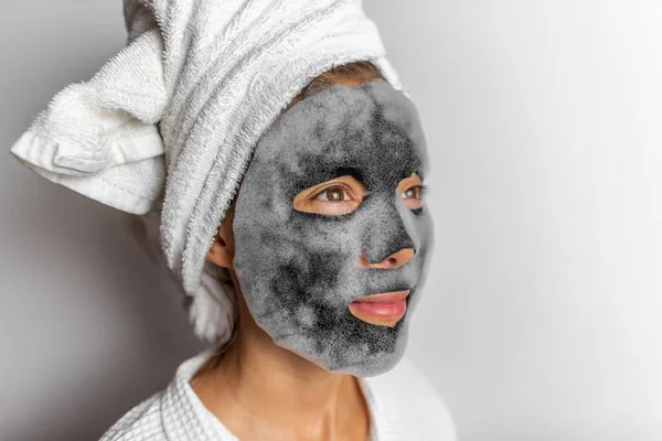 Maschera viso schiuma bolle carbone disintossicazione trattamento viso a casa asiatico ragazza purificare la pelle rimuovere le cellule morte della pelle con peeling chimico coreano viso foglio in bagno. — Foto Stock