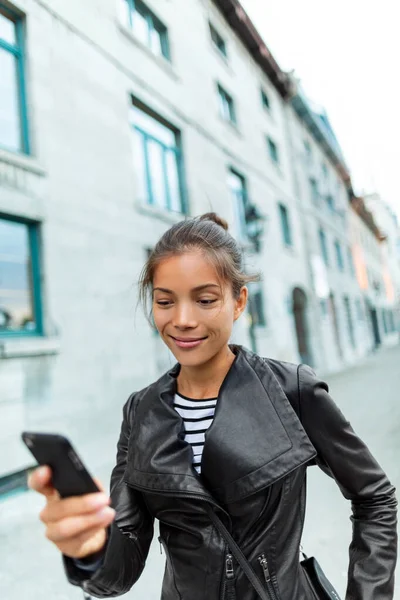 Telefonieren junge trendige Chinesin zu Fuß auf der Straße der Stadt mit dem Handy SMS-Nachricht auf Messaging-Shopping-App online auf dem Handy außerhalb. Städtische junge Leute leben. Technologie. — Stockfoto