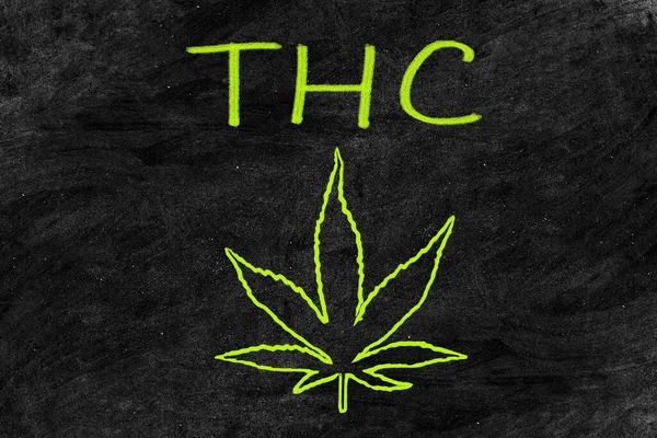 Tableau noir de vente de cannabis dessin de feuille de marijuana avec de la craie sur la texture du tableau d'affichage - Magasin vendant du THC. Le THC est le principal composé psychoactif de la marijuana. — Photo