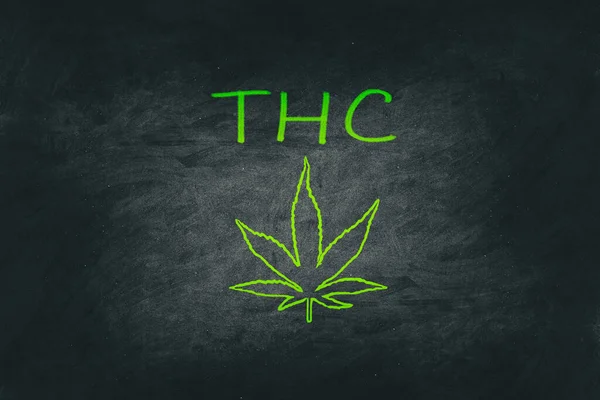 チョーク付きマリファナ葉の大麻黒板イラスト-ストアTHC。THCはマリファナの主な精神活性化合物です。. — ストック写真