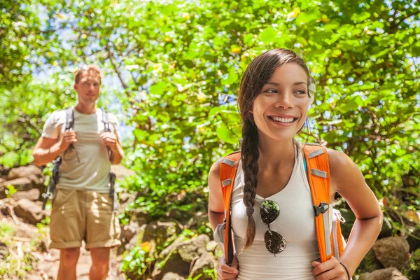 Escursionista forestale giovani escursionisti turista a piedi nella natura all'aperto alle Hawaii. Estate all'aperto stile di vita attivo trekking alle Hawaii. Giovane ragazza escursionista asiatica, uomo caucasico con zaini. — Foto Stock