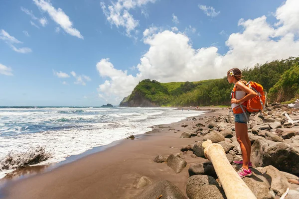 Cestovní turistka na Havajské pláži USA dovolená na Pololu Valley výlet na pláž při pohledu na oceán krajiny hory pozadí. Big Island, Havaj. Dívka turistika s batohem v letních prázdninách. — Stock fotografie