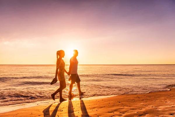 Pareja caminando en la playa al atardecer siluetas - Vacaciones románticas de verano en destino caribeño — Foto de Stock