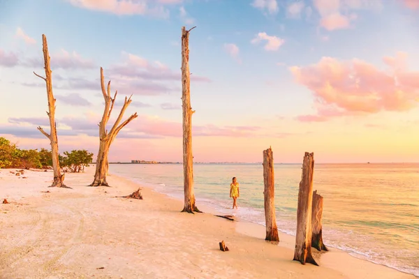 플로리다주의 멕시코만에 있는 주요 해변 을사 랑하는 사람들은 목적지를 찾습니다. 미국 해변에서 해 가 지는 것을 바라보며 편안 함을 느끼는 여성. 플로리다 남서부 — 스톡 사진