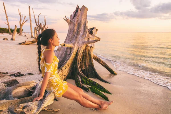 Krásný západ slunce ráj žena relaxace na slunci letní plážová dovolená venkovní posezení sledování západu slunce v Milenci klíčové ostřelování destinace na Floridě, Mexický záliv, USA cestování. Asijská dívka klid — Stock fotografie