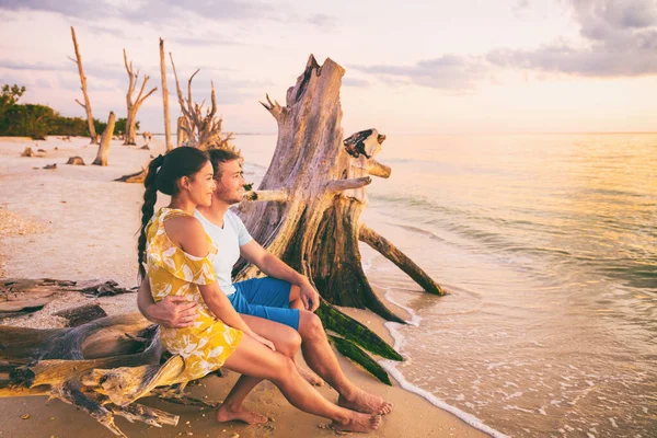 Hermosa pareja de vacaciones de luna de miel al atardecer relajándose en vacaciones de verano viendo la puesta de sol en la playa de Florida, Golfo de México, Estados Unidos viajar. Hombre y mujer en la llave Amantes — Foto de Stock