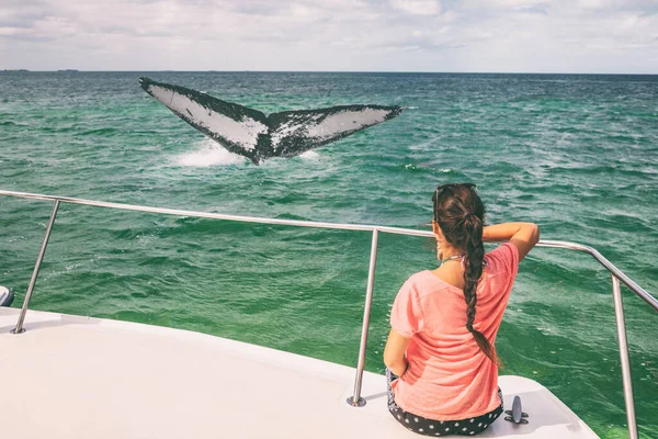 Tour en bateau d'observation des baleines femme touristique se détendre en regardant le rorqual à bosse brisant battant queue destination de voyage, vacances d'été sur le pont du catamaran — Photo