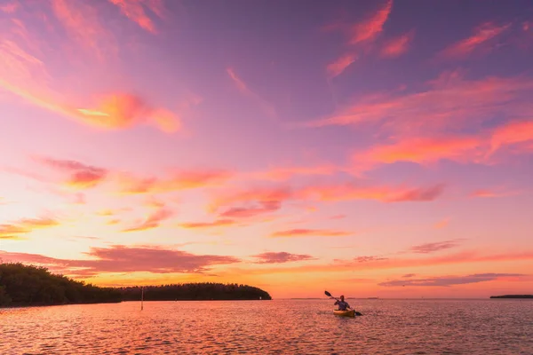 케이 커스 맨 카약은 해 가 지는 여름 바다의 풍경에서 해돋이를 한다. 분홍빛 하늘을 배경으로 한 놀라운 풍경 — 스톡 사진