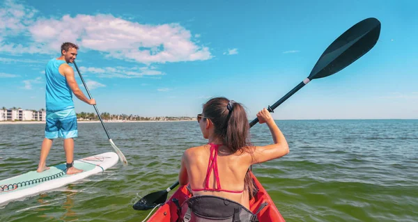 Pareja de kayak y paddle boarding fitness en el océano Paddleboard beach people on stand-up paddle boards surfing in Tourists kayakers woman and man enjoying SUP kayak watersport Keys, Florida, USA —  Fotos de Stock