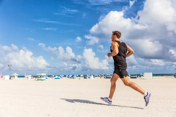 Fit man fut futás kocogás gyakorlat South Beach, Miami, Florida a tengerparton. Futó sportoló edz egészséges aktív sportos életmód szabadtéri edzés — Stock Fotó