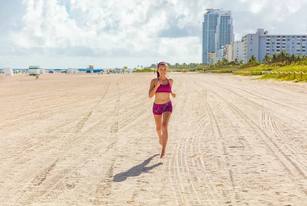 Miami Güney Sahili 'nde çıplak ayakla koşan sağlıklı bir kadın. Koşu yapan Asyalı bir bayan sporcu. Sağlıklı sağlık personeli güneş yaz yaşam tarzında kardiyo koşusu — Stok fotoğraf