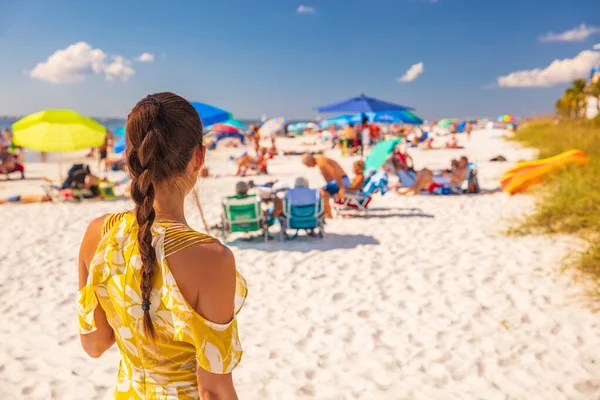 Strand junge Frau Lifestyle Sommerurlaub Mädchen von hinten entspannend zu Fuß nach draußen. Brünette mit geflochtenem Haar und gelbem Mode-Strampler — Stockfoto