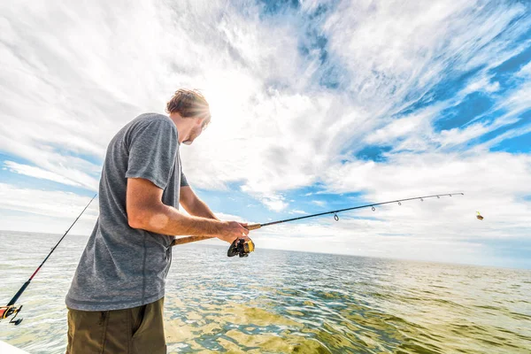 Everglades, Florida 'da yaz tatili seyahati. Denizlerde balık tutan turist oltaya yem atıyor. — Stok fotoğraf