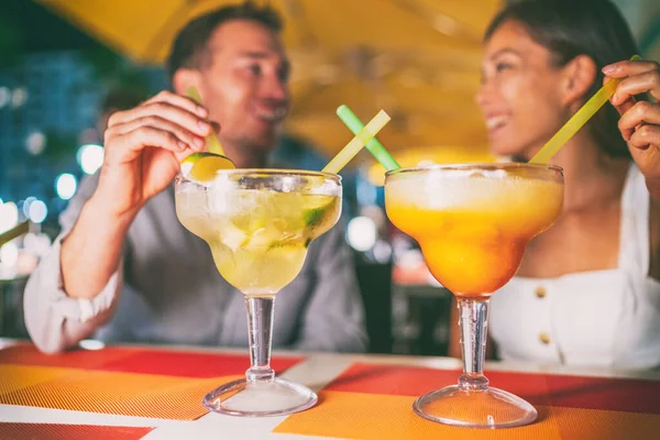 Partypaar trinkt gigantische Margaritas-Cocktails und vergnügt sich im Restaurant Miami Ocean Drive. Lustige Drinks auf der Außenterrasse — Stockfoto