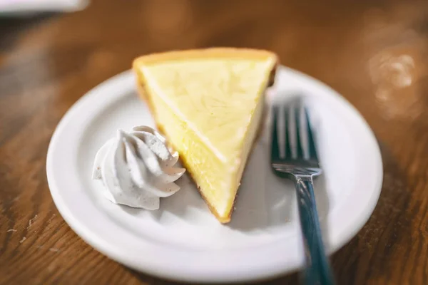 Key lime pie slice at Florida restaurant in the Keys. World famous american traditional dessert homemade, with whipped cream topping on the side. Local food, USA travel — Stock Photo, Image