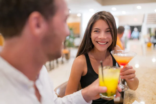 Pareja saliendo en la cita en el restaurante bar tostando cócteles bebidas alcohólicas por la noche. Romántico citas estilo de vida youn personas — Foto de Stock