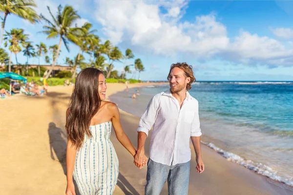 Feliz atardecer luna de miel playa pareja cogida de la mano —  Fotos de Stock