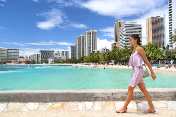 Plage de Waikiki Honolulu Hawaï femme touristique — Photo