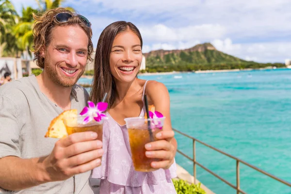 Gente feliz brindando en la fiesta del bar de playa de Waikiki —  Fotos de Stock