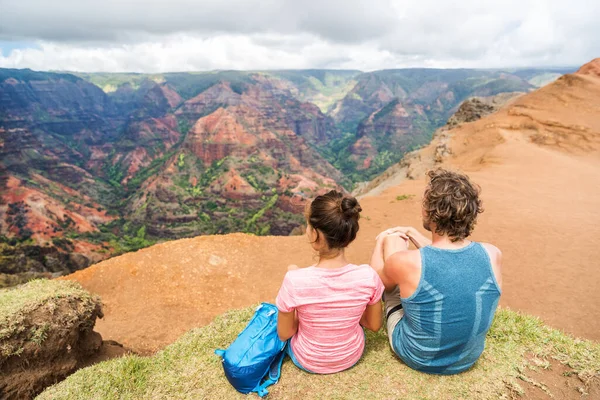 Hawaï Kauai nature randonnée couple profiter de la vue — Photo