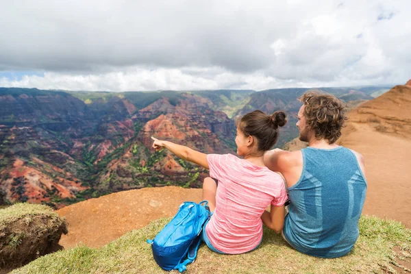 Pessoas caminhando no Havaí caminhantes apontando para Kauai — Fotografia de Stock