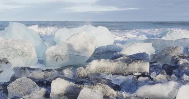 Islanda paesaggio naturale della spiaggia di ghiaccio, spiaggia di Jokulsarlon Iceberg — Video Stock