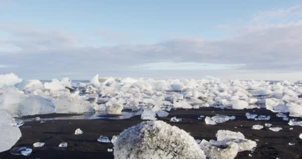 Spiaggia di diamante in Islanda aka Islanda Spiaggia di ghiaccio o spiaggia di Jokulsarlon Iceberg — Video Stock