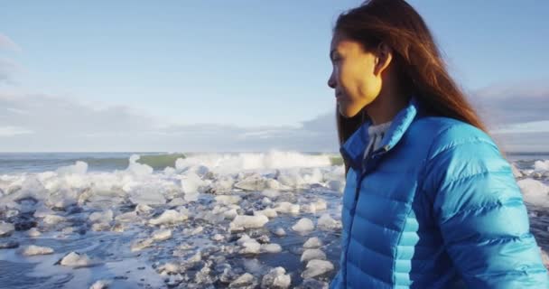 Turistické pěší Diamantová pláž s ledem z Jokulsarlon ledové laguny Island — Stock video