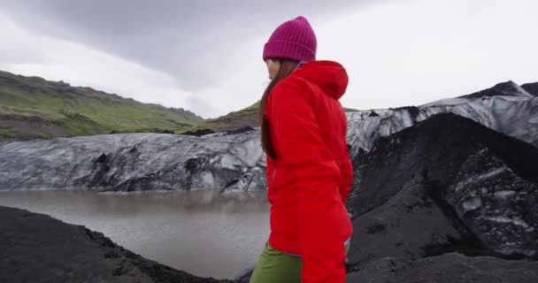 Islandia fotógrafo turístico turismo caminando en el paisaje de la naturaleza — Vídeos de Stock