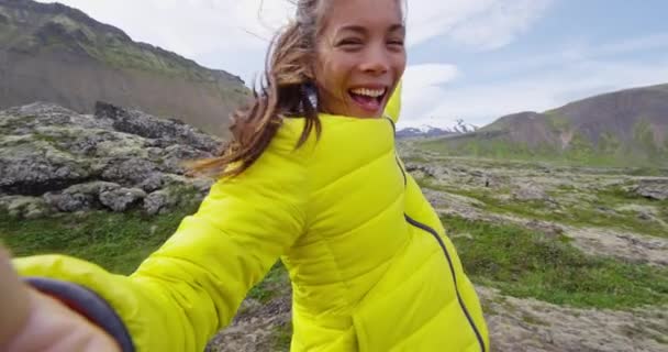 Mujer tomando selfie video feliz y emocionado animando lleno de alegría en Islandia — Vídeo de stock