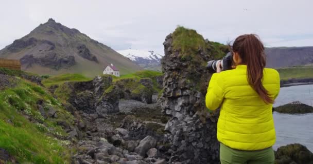 Turista en viaje tomando fotos con cámara réflex digital, Islandia Arnarstapi Snaefellsnes — Vídeos de Stock