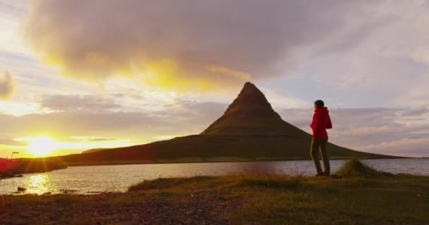 Pôr do sol na natureza na Islândia - Saudável ativo ao ar livre estilo de vida vídeo de mulher — Vídeo de Stock