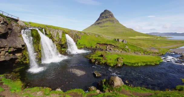 Island přírodní vodopád Kirkjufellsfoss a Kirkjufell hora na Islandu — Stock video