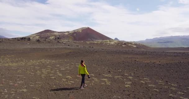 Mulher viajante na Islândia andando com câmera nas terras altas da Islândia — Vídeo de Stock
